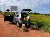 motorista-e-flagrado-com-151-tabletes-de-maconha-no-porta-malas-de-carro-e-acaba-preso