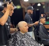 barbeiro-viraliza-ao-raspar-o-cabelo-para-apoiar-a-mae-que-enfrenta-tratamento-contra-o-cancer;-video