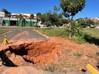 defesa-civil-interdita-trecho-com-cratera-na-rua-joao-elias-naufal,-na-vila-iti,-em-presidente-prudente