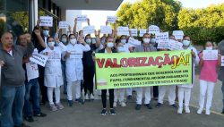 trabalhadores-da-saude-protestam-por-cumprimento-do-piso-salarial-em-frente-a-upa-da-zona-norte-de-presidente-prudente