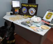 com-mais-de-r$-4-mil-e-2kg-de-cocaina-e-crack-escondidos-em-estabelecimento-comercial,-homem-e-preso-por-trafico-de-drogas,-em-presidente-epitacio