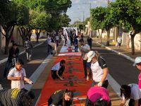 com-expectativa-de-publico-de-16-mil-pessoas-e-tapete-com-500-metros-de-extensao,-piquerobi-prepara-celebracao-de-corpus-christi