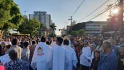 fieis-catolicos-se-reunem-em-procissao-e-celebracao-de-corpus-christi-em-presidente-prudente