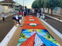 com-56-anos-de-tradicao,-mais-de-800-fieis-participam-de-montagem-de-tapetes-para-celebracao-de-corpus-christi-em-piquerobi;-veja-fotos