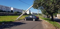 carro-atinge-poste-da-rede-eletrica-na-vila-maristela,-em-presidente-prudente,-e-interdita-rua-gaspar-ricardo