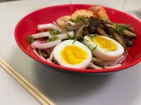 com-camarao-e-cogumelos,-udon-e-prato-tradicional-da-culinaria-japonesa