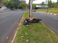 motociclista-perde-o-controle-da-direcao-e-bate-contra-uma-arvore,-em-presidente-prudente