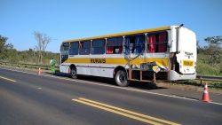 colisao-entre-caminhao-e-onibus-de-trabalhadores-rurais-deixa-cinco-passageiros-feridos,-em-parapua