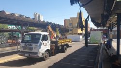 sem-previsao-de-volta-do-transporte-intermunicipal-ao-terminal-urbano,-semob-realiza-limpeza-das-estruturas-usadas-por-boxistas-do-camelodromo