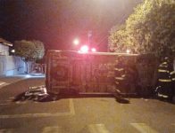 ambulancia-colide-em-veiculo-e-tomba-em-cruzamento-da-avenida-jose-gomes-duda,-em-pacaembu