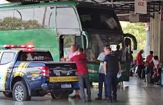 onibus-que-transportava-44-bolivianos-de-forma-clandestina-e-apreendido-na-rodovia-raposo-tavares,-em-regente-feijo