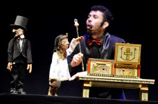 espetaculo-infantil-‘magico-por-acaso’-reune-teatro-de-bonecos,-animacao,-robotica-e-magica-para-mostrar-a-historia-do-ilusionismo