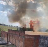 incendio-atinge-area-de-vegetacao-no-residencial-nosaki,-em-presidente-prudente