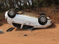 carro-oficial-da-prefeitura-de-dracena-capota-em-estrada-de-terra-que-da-acesso-ao-conjunto-habitacional-florindo-tabachi