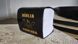 com-4-mil-paginas,-fieis-de-igreja-evangelica-em-presidente-prudente-transcrevem-a-mao-toda-a-biblia-sagrada-em-menos-de-1-semana