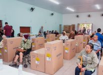 entidade-assistencial-entrega-52-cadeiras-de-rodas-e-de-banho-para-pacientes-do-sus,-em-monte-castelo