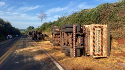 caminhao-carregado-com-graos-de-milho-tomba-em-estrada-de-acesso-a-rodovia-assis-chateaubriand,-em-sandovalina