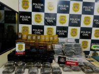 fiscalizacao-prende-dois-homens-pelo-transporte-de-mais-de-300kg-de-cocaina-e-maconha-em-fundo-falso-de-onibus