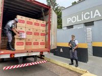 motorista-tenta-fugir-de-fiscalizacao,-mas-acaba-preso-em-flagrante-com-75-mil-macos-de-cigarros-contrabandeados-do-paraguai