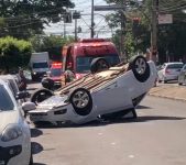 motorista-perde-o-controle-da-direcao-e-capota-carro-na-avenida-manoel-goulart,-no-centro-de-presidente-prudente