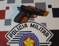 homem-tenta-esconder-arma-falsa-na-cintura-e-e-descoberto-pela-policia-militar,-em-mariapolis