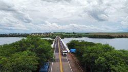 apos-dois-meses-de-interdicao-para-reforma,-ponte-sobre-o-rio-paranapanema,-na-divisa-entre-pr-e-sp,-volta-a-ser-liberada-nesta-quarta-feira-para-o-trafego