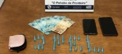 pm-aborda-veiculo-na-contramao-e-passageira-acaba-presa-com-porcoes-de-cocaina,-em-rosana