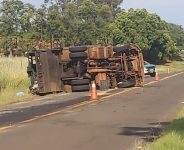 caminhao-de-lixo-da-prefeitura-de-dracena-tomba-em-estrada-vicinal-e-deixa-motorista-fica-ferido