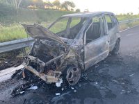 carro-fica-totalmente-destruido-apos-pegar-fogo-na-avenida-joaquim-constantino