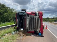 caminhao-tomba-na-rodovia-raposo-tavares,-em-presidente-prudente