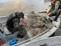 policia-ambiental-apreende-1,2-mil-metros-de-redes-de-pesca-no-rio-parana,-em-pauliceia