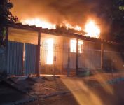 casa-de-madeira-e-completamente-destruida-por-incendio-durante-a-madrugada,-na-vila-comercial